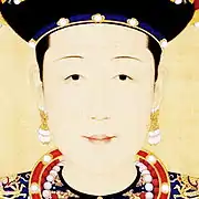 Detail of Empress Xiaogongren's official portrait showing three earrings on each ear (一耳三鉗)