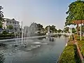 Khlong Khu Mueang Doem (old city moat) left: Phra Borom Maha Ratchawang, right: Wat Ratchabophit