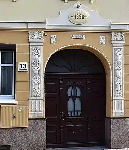 Entrance portal at 13