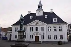 The old Town Hall on the square in Randers with a statue of Niels Ebbesen in the foreground.