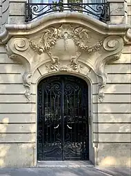 Beaux Arts festoons above the door of Avenue Kléber no. 47bis, Paris, unknown architect, 1908