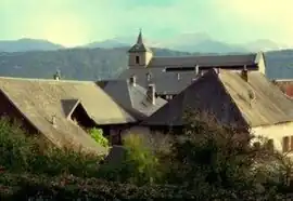 The church and surrounding buildings in Arbin