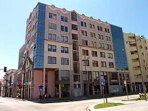 Multifamily and office building incorporating an historical house and adapted to distinct existing typologies