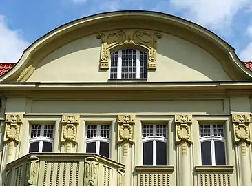 Stucco decor of the top level