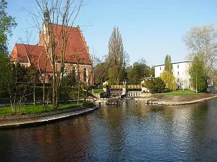 The weir with the cathedral (left) and the hydro plant (right)