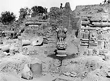 The Lion Capital of Ashoka, the Buddha Preaching his First Sermon sculpture, and the Ashokan pillar, along with other antiquities as they appeared upon their exhumation at Sarnath on 15 March 1905 (photograph by F. O. Oertel).