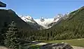 View from the Bugaboos Lodge. Left to rightː Anniversary Peak, Hound's Tooth, Bugaboo Glacier, and Snowpatch Spire.