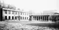 Burlington House forecourt, showing Gibbs' wings and a colonnade