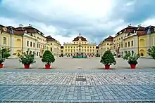 The palace courtyard, with a view of the Alter Hauptbau (center), both Kavalierbauten, the Ordensbau (left) and the Riesenbau (right)