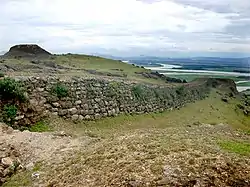 A section of citadel on Lâm Thanh mountain, overlooking the front are Lam River and Hong Linh Mountain. The plot to the left is Truong Phu flagpole on the top of the mountain.