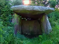 Casota de Freáns, Vimianzo, a Bronze Age megalith with no corridor or tumulus