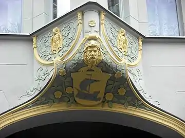 Bay window ornament with a cog and a head of Hercules