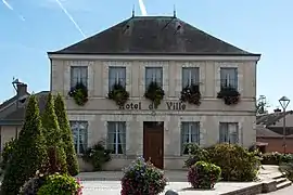 The town hall in Coulons