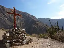 Cross with geraniums in Malata, Tapay District