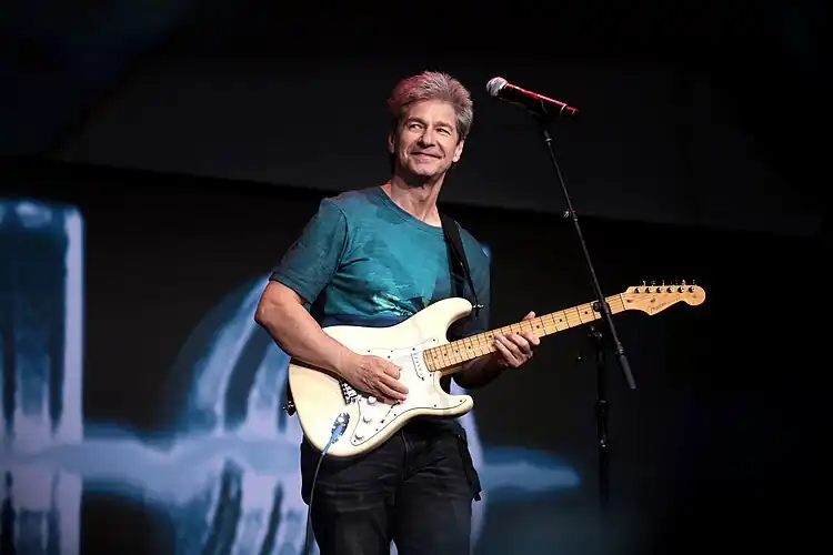 Ragsdale performing with Kansas in 2017.