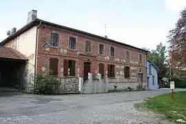 The communal building in Pébées