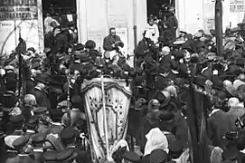 Valère Bernard delivering a speech at the burial of Frédéric Mistral.