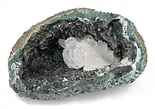 Example of open space in a vug allowing the formation of crystallized minerals