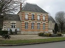 The town hall and the war memorial in Escrignelles