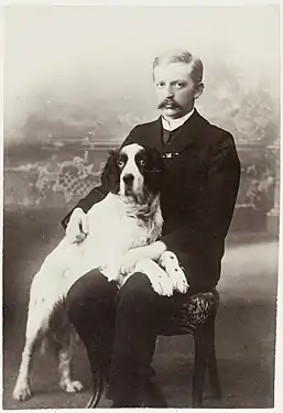 Schauman with his hunting dog Lucas, who was a gift from the family of agrarian official Georg Borgström; this photograph is one of the last ones taken of Schauman.