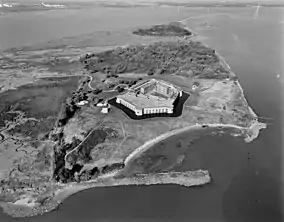 Image 8Fort Delaware State Park on Pea Patch Island, a popular spot during the spring and summer; a ferry takes visitors to the fort from nearby Delaware City. (from Delaware)