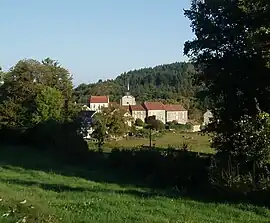 The church and surrounding buildings in Fransèches