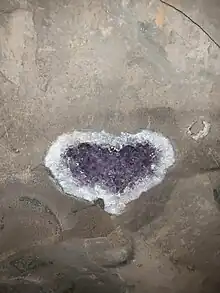 Amethyst geode in Wanda mines. Geoda de amatista, ubicada en el interior de la mina de piedras preciosas.