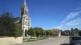 The church and surroundings in Gevrolles