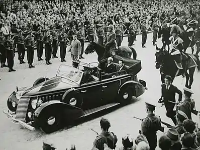 Einaudi arrives with Giulio Andreotti at Montecitorio to officially take the oath