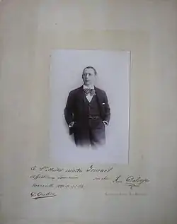 Jean Delvoye, buste en tenue de ville, photo par Ouvière de Marseille, dédicace sue le recto : « à l'illustre maître Ismaël affectueux souvenir son élève (signature) Jean Delvoye Marseille 1890-91-92-93 »