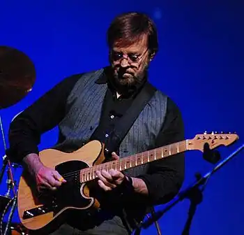 Jerry Donahue playing his Peavey Omniac JD in 2008