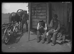 Manure haulers Gustav (aged 65) and Anton (aged 68) smoking pipes. Mõnnelohu farm, Pühajõe village (1913)