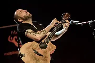 Jon Gomm and his guitar