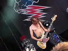 Kenny Håkansson playing bass with the Hellacopters.