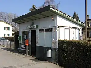 Single-story shelter on side platform