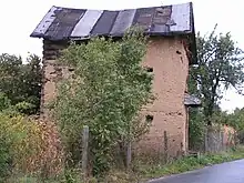 side view of a daub faced laimes