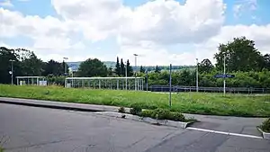 Side platform with shelters