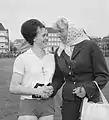 Lia Hinten is congratulated by Fanny Blankers-Koen with winning the national 80 m hurdles title on 12 August 1962