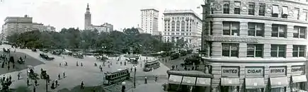 The Square and Park in 1908;the "cowcatcher" and "prow" of the Flatiron Buildingare on the right