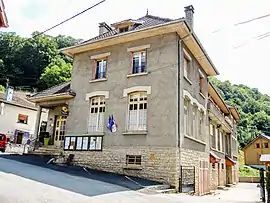 The town hall and school in Vaufrey