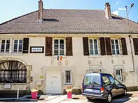 The town hall in Chalèze