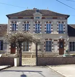 The town hall in Crèvecœur-en-Brie