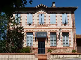 The town hall in Mauvaisin