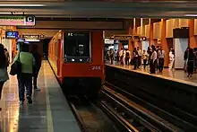 Line 9 platforms, the "provisional terminal" sign can be seen.