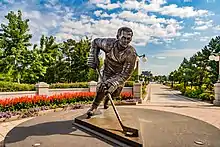 A bronze statue of Richard in full uniform and a skating pose