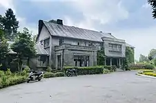 The front of the lodge from the parking area