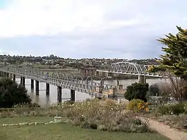 The Murray Bridge road (left, 1879) and rail (right, 1924) bridges over the Murray River.