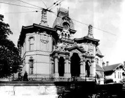 The former Napoleon Hill mansion in Memphis, Tennessee, constructed in 1881 at the corner of 3rd and Madison. The mansion was torn down by 1930 to build the Sterick Building.