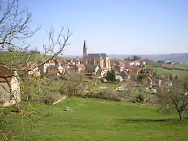 The church and surrounding buildings in Naussac