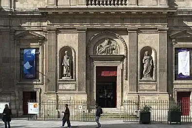 Portal with pilasters and sculpture. The left statue is Louis IX (Saint Louis) and the right statue depicts Saint Elizabeth of Hungary